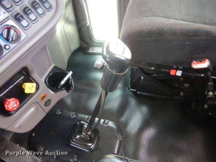 image for item IN9528 2013 Peterbilt 388  semi truck