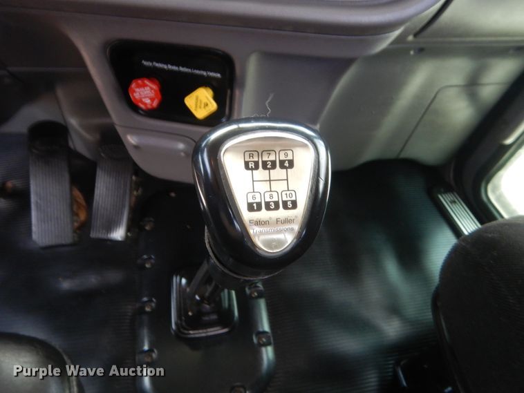 image for item IN9528 2013 Peterbilt 388  semi truck