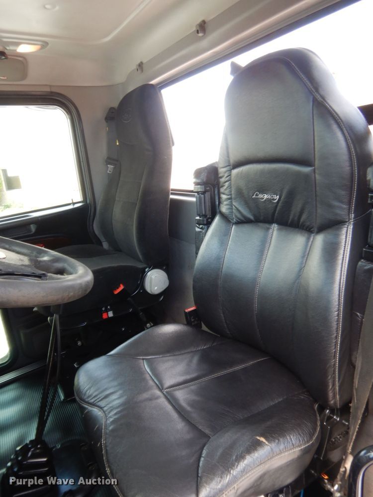 image for item IN9528 2013 Peterbilt 388  semi truck