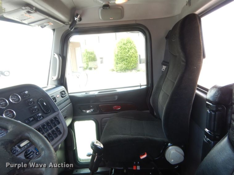 image for item IN9528 2013 Peterbilt 388  semi truck