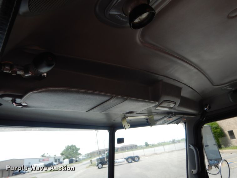 image for item IN9528 2013 Peterbilt 388  semi truck