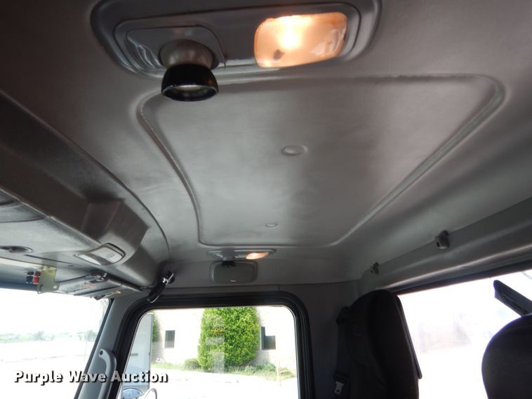 image for item IN9528 2013 Peterbilt 388  semi truck