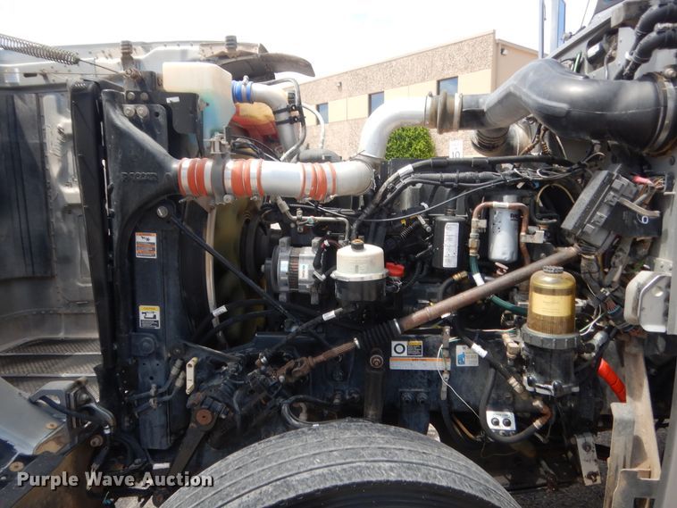 image for item IN9528 2013 Peterbilt 388  semi truck