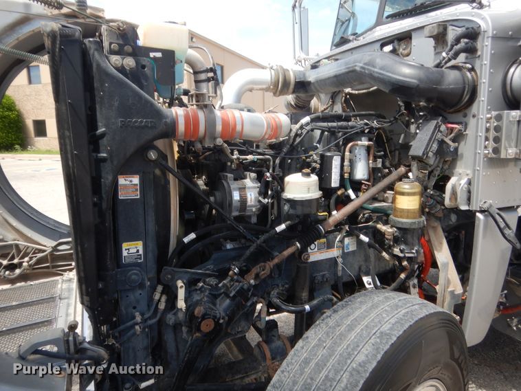 image for item IN9528 2013 Peterbilt 388  semi truck