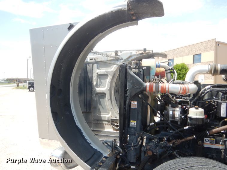 image for item IN9528 2013 Peterbilt 388  semi truck