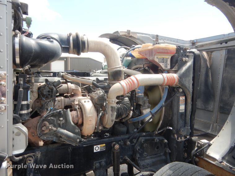 image for item IN9528 2013 Peterbilt 388  semi truck