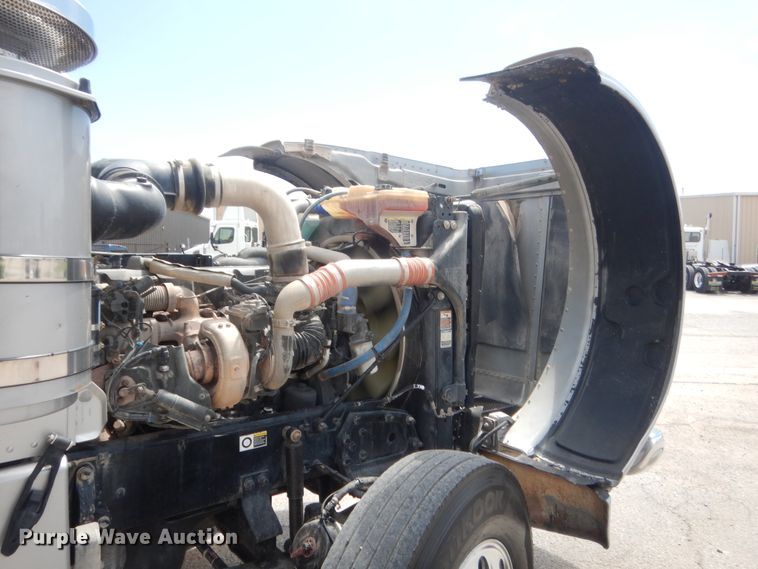 image for item IN9528 2013 Peterbilt 388  semi truck