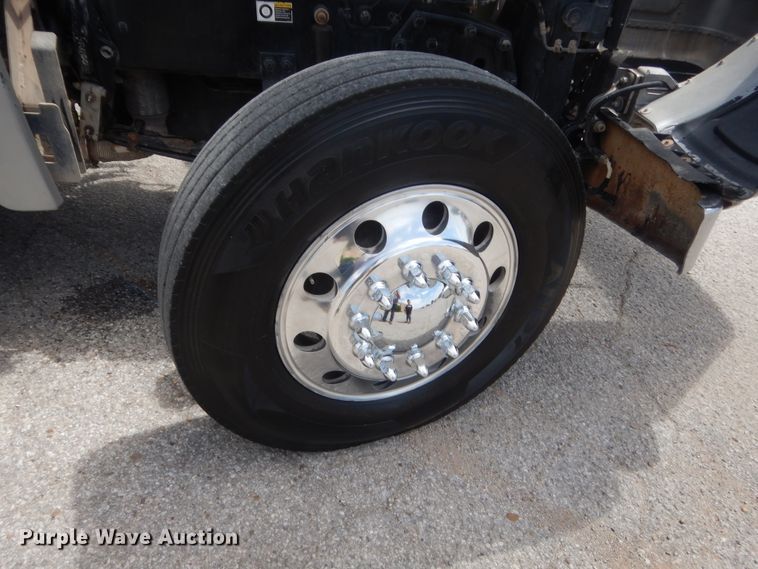 image for item IN9528 2013 Peterbilt 388  semi truck