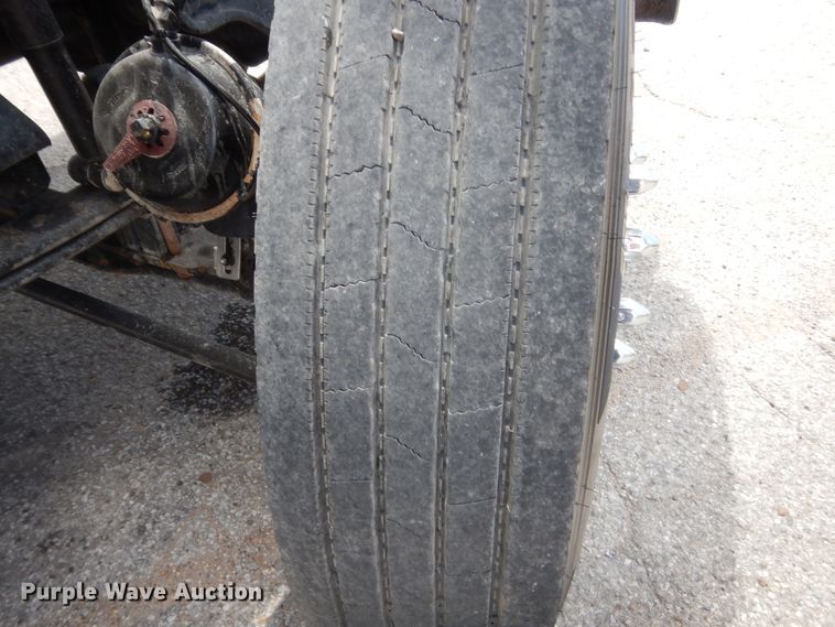 image for item IN9528 2013 Peterbilt 388  semi truck