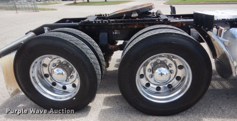 image for item IN9528 2013 Peterbilt 388  semi truck