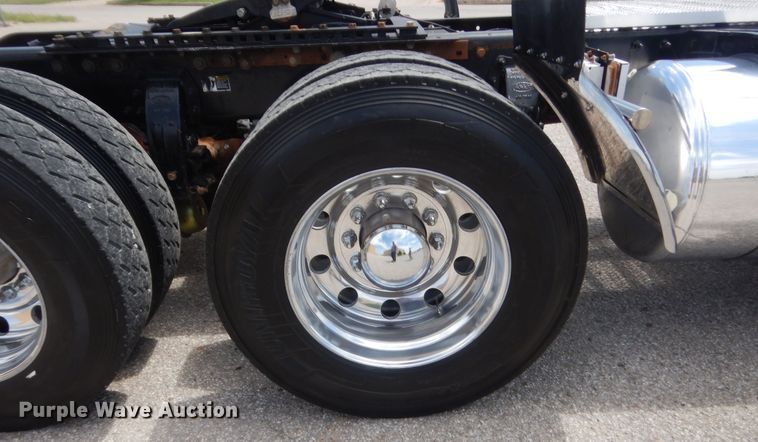 image for item IN9528 2013 Peterbilt 388  semi truck