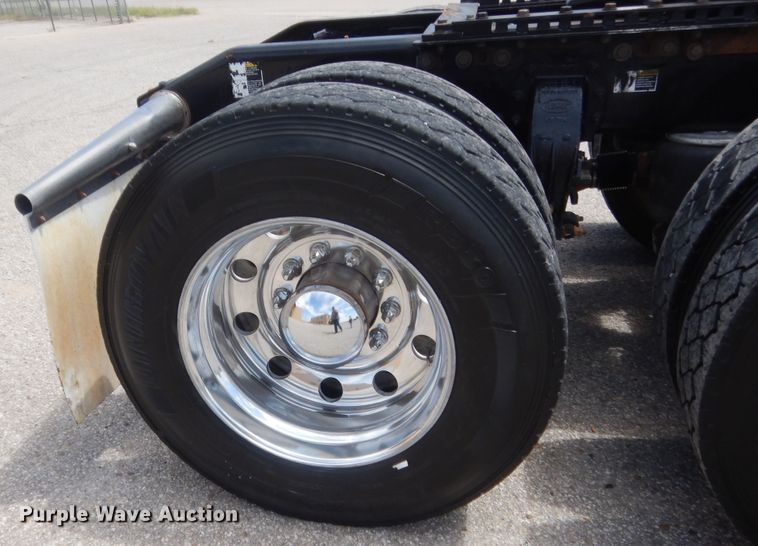 image for item IN9528 2013 Peterbilt 388  semi truck