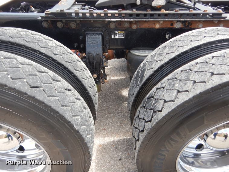 image for item IN9528 2013 Peterbilt 388  semi truck