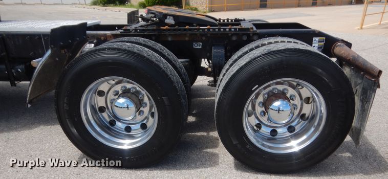 image for item IN9528 2013 Peterbilt 388  semi truck