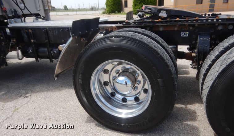 image for item IN9528 2013 Peterbilt 388  semi truck