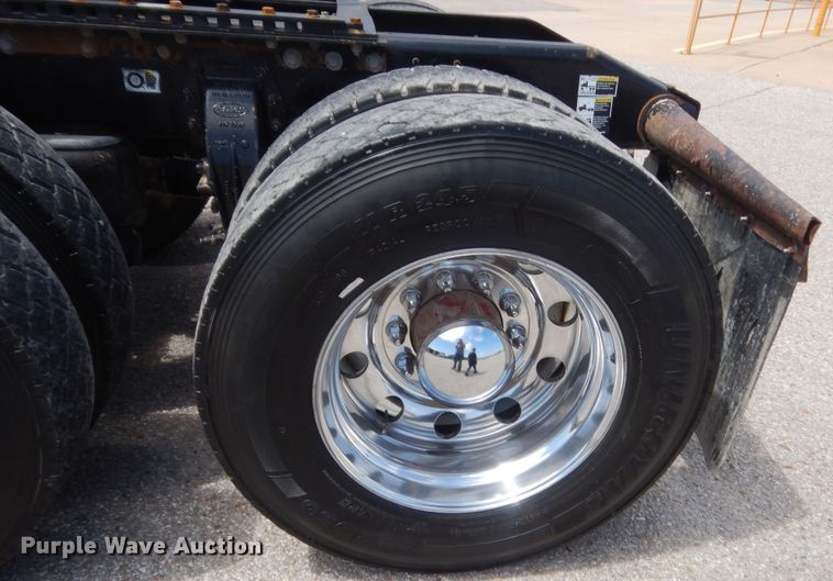 image for item IN9528 2013 Peterbilt 388  semi truck