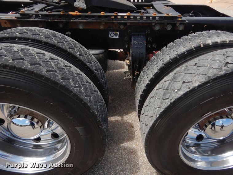 image for item IN9528 2013 Peterbilt 388  semi truck