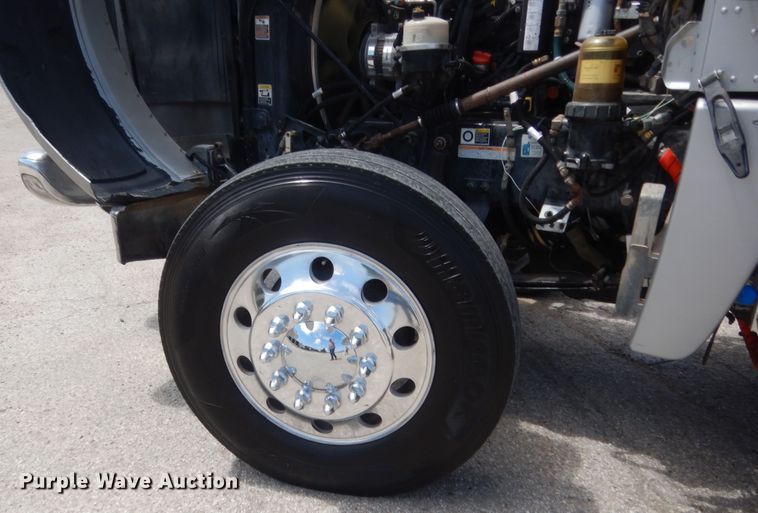 image for item IN9528 2013 Peterbilt 388  semi truck