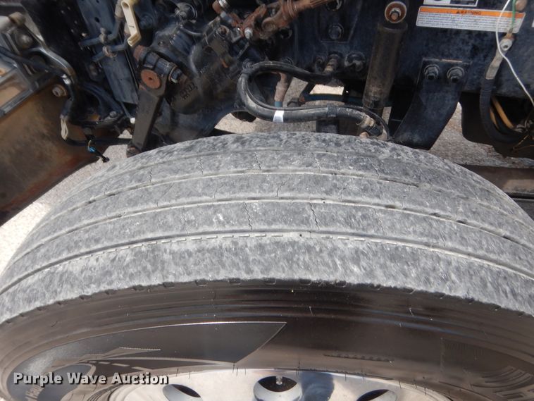 image for item IN9528 2013 Peterbilt 388  semi truck