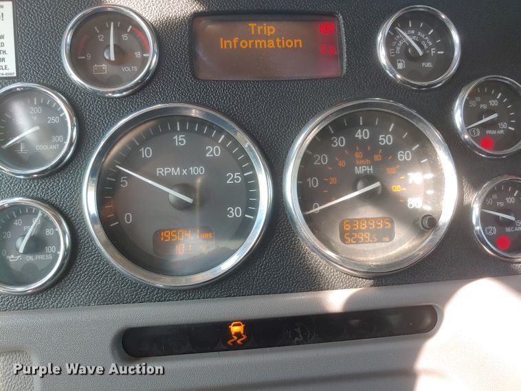 image for item IN9528 2013 Peterbilt 388  semi truck