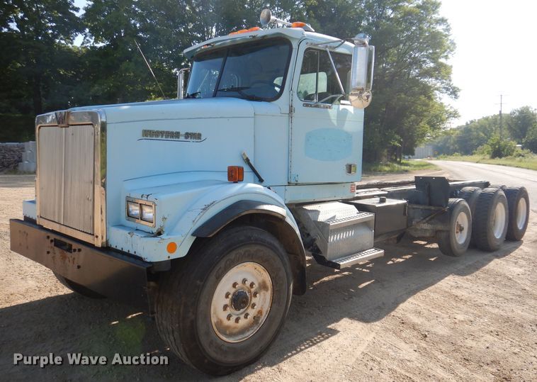 image for item IN9974 1992 Western Star 4864F  truck cab and chassis