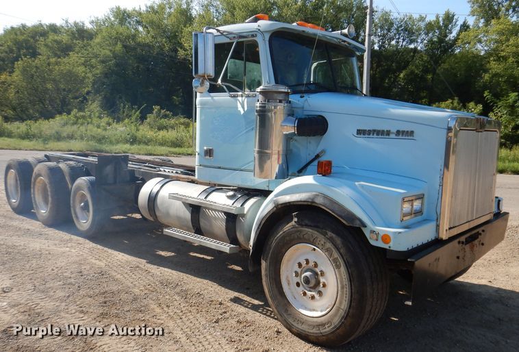 image for item IN9974 1992 Western Star 4864F  truck cab and chassis