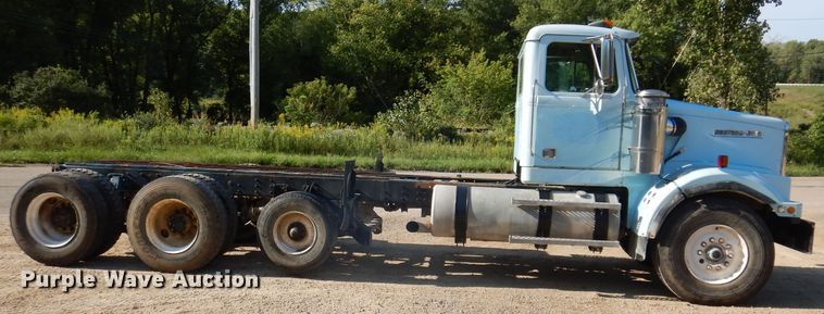image for item IN9974 1992 Western Star 4864F  truck cab and chassis