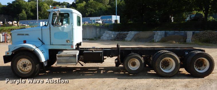 image for item IN9974 1992 Western Star 4864F  truck cab and chassis