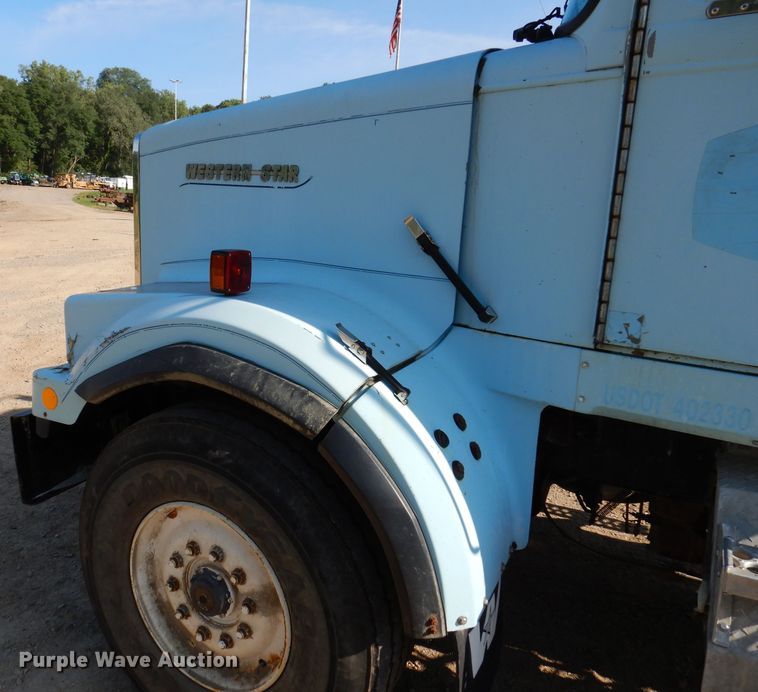 image for item IN9974 1992 Western Star 4864F  truck cab and chassis