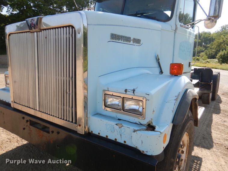 image for item IN9974 1992 Western Star 4864F  truck cab and chassis