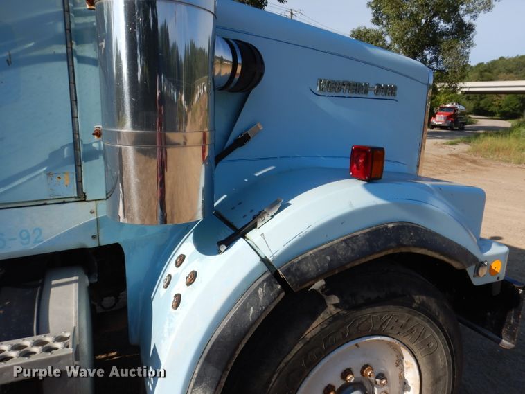 image for item IN9974 1992 Western Star 4864F  truck cab and chassis