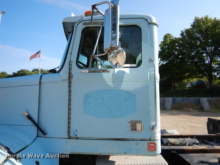 image for item IN9974 1992 Western Star 4864F  truck cab and chassis