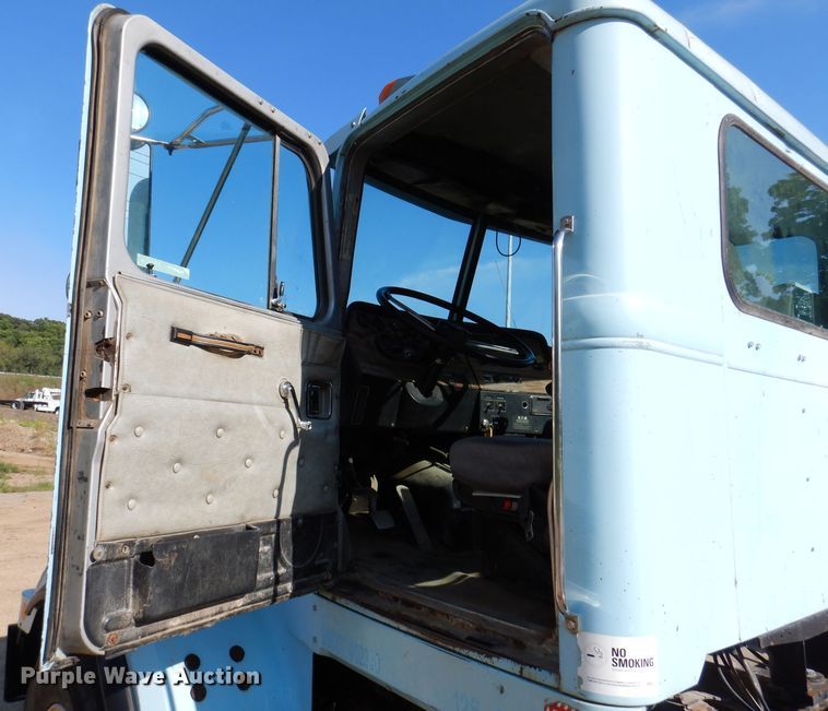 image for item IN9974 1992 Western Star 4864F  truck cab and chassis