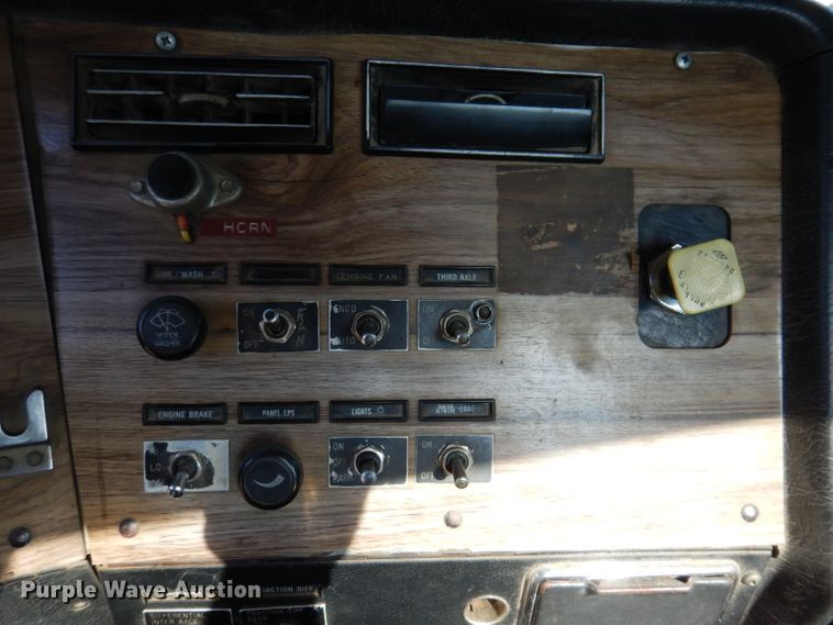 image for item IN9974 1992 Western Star 4864F  truck cab and chassis