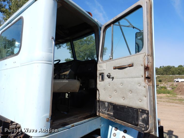 image for item IN9974 1992 Western Star 4864F  truck cab and chassis