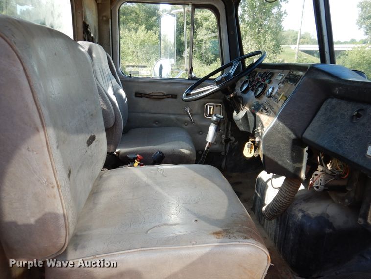 image for item IN9974 1992 Western Star 4864F  truck cab and chassis