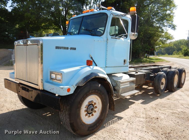 image for item IN9975 1992 Western Star 4864F  truck cab and chassis