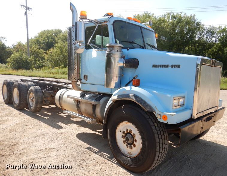 image for item IN9975 1992 Western Star 4864F  truck cab and chassis