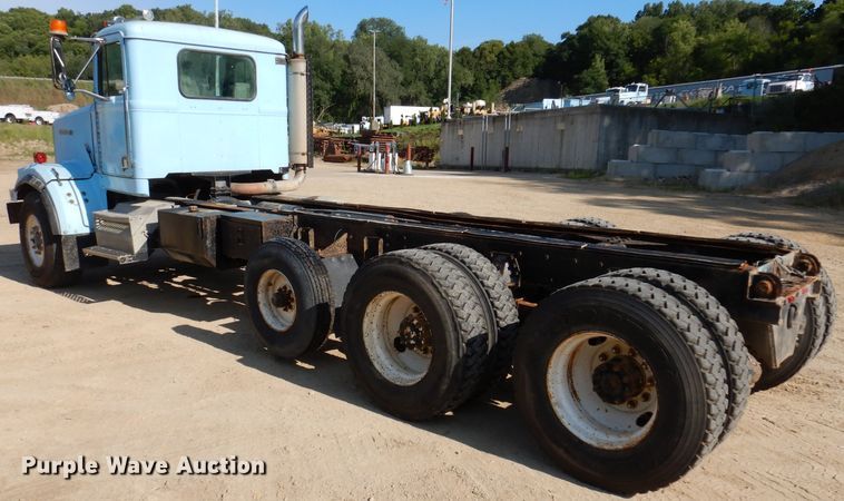 image for item IN9975 1992 Western Star 4864F  truck cab and chassis