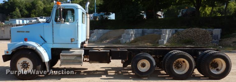 image for item IN9975 1992 Western Star 4864F  truck cab and chassis
