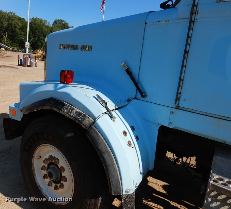 image for item IN9975 1992 Western Star 4864F  truck cab and chassis