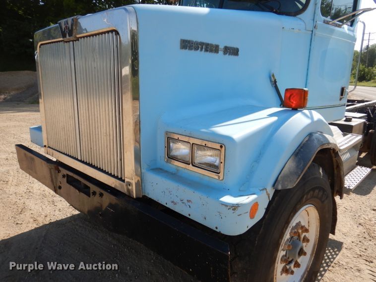 image for item IN9975 1992 Western Star 4864F  truck cab and chassis