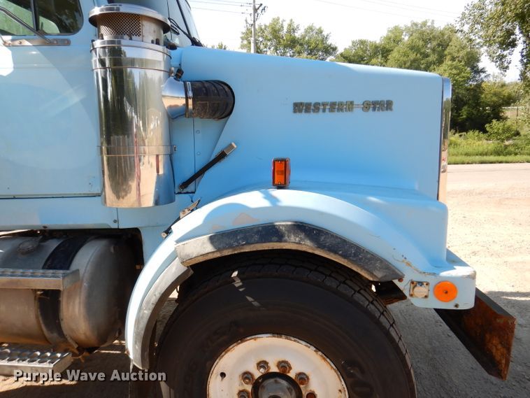 image for item IN9975 1992 Western Star 4864F  truck cab and chassis