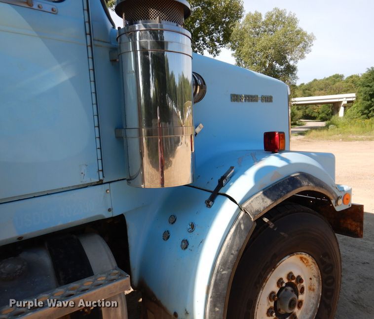 image for item IN9975 1992 Western Star 4864F  truck cab and chassis