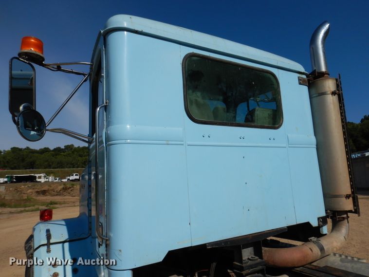image for item IN9975 1992 Western Star 4864F  truck cab and chassis