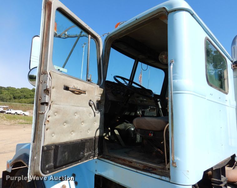 image for item IN9975 1992 Western Star 4864F  truck cab and chassis