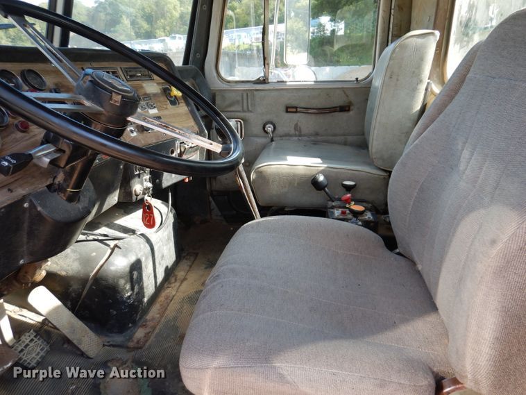 image for item IN9975 1992 Western Star 4864F  truck cab and chassis