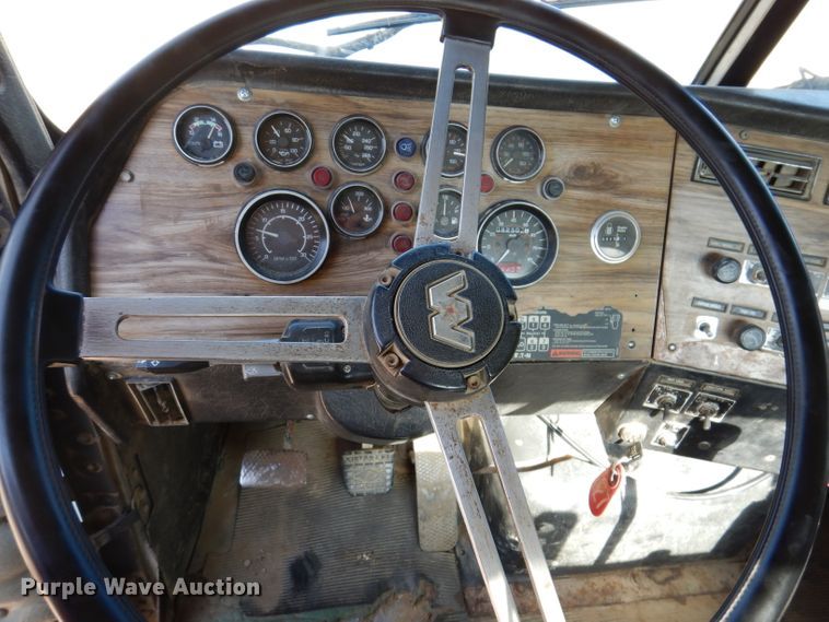 image for item IN9975 1992 Western Star 4864F  truck cab and chassis