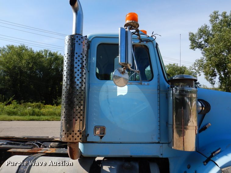 image for item IN9975 1992 Western Star 4864F  truck cab and chassis