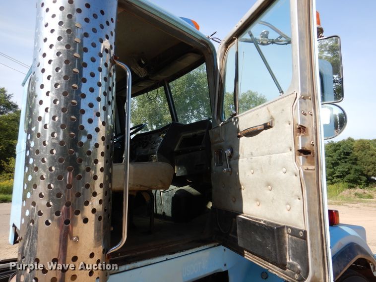 image for item IN9975 1992 Western Star 4864F  truck cab and chassis